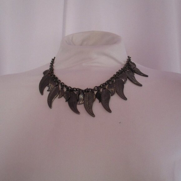 Lot of (3) Necklaces Unsigned Fashion (1) Gun Metal Brooch - Picture 4 of 9